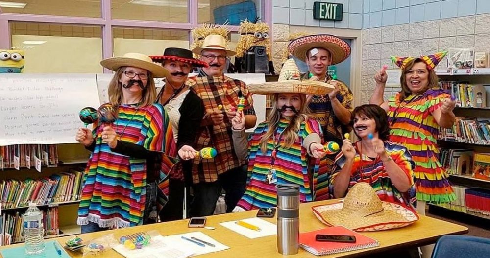 POLÉMICA POR MAESTROS DISFRAZADOS DE MEXICANOS EN EU POLÉMICA POR MAESTROS DISFRAZADOS DE MEXICANOS EN EU